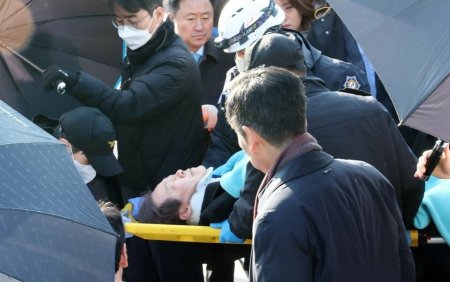 Liderul opozitiei din Coreea de Sud, injunghiat in gat, a fost operat. In ce stare se