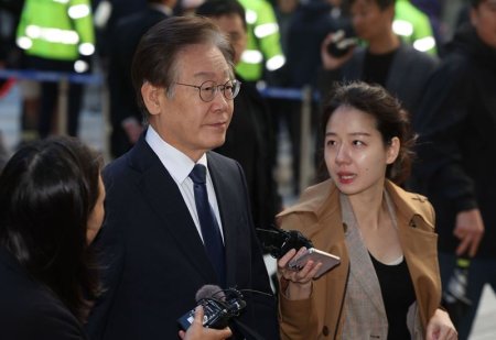 Liderul opozitiei din Coreea de Sud, la terapie intensiva dupa ce a fost injunghiat in gat cu un cutit. Medicii i-au reconstruit vena jugulara. Momentul atacului | VIDEO