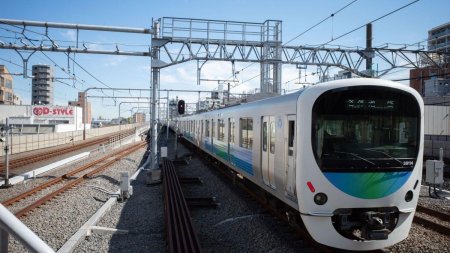 Trei barbati, atacati de o femeie cu un cutit intr-un tren din Tokyo