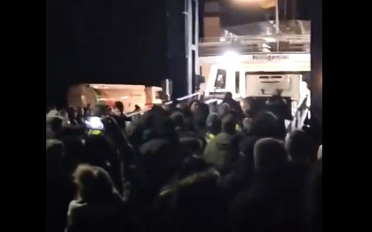 Fermierii germani furiosi au vrut sa intre peste ministrul economiei, in feribotul care il aducea din vacanta de Anul Nou | VIDEO
