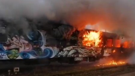 Incendiu in Gara Cluj-Napoca. Doua vagoane au fost cuprinse de flacari, iar un barbat cu arsuri a ajuns la spital