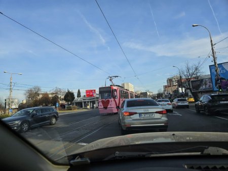 Tramvaiul Roz Bombon al doamnei Esca s-a pus pe sine prin Bucuresti