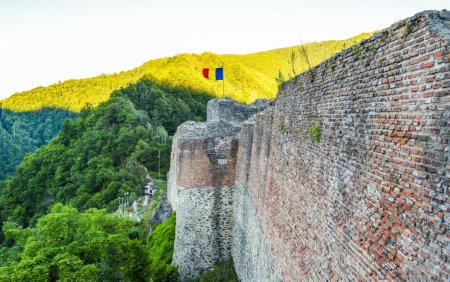 Cetatea din Romania inconjurata de mister si legende sangeroase. Cati romani au avut curajul sa mearga acolo