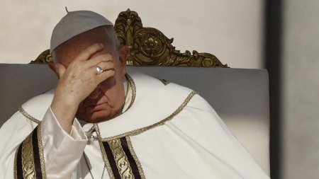 Papa Francisc nu a putut citi sambata un discurs din cauza unei bronsite