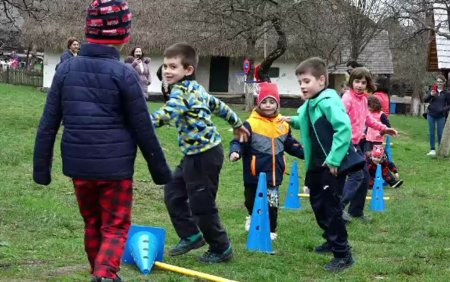 Zeci de copii din Baia Mare au participat la o cursa cu obstacole unde miza nu a fost sa ajunga primii