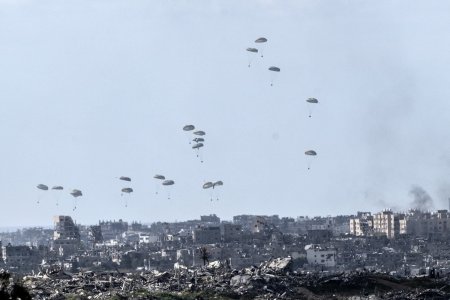 Cel putin 5 oameni au fost ucisi in Fasia Gaza, dupa ce ajutoarele umanitare parasutate din avion au cazut peste ei