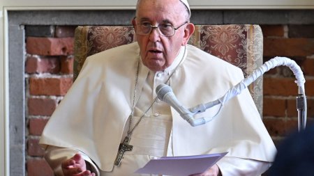 Papa Francisc sustine ca Ucraina ar trebui sa aiba curajul steagului alb al negocierilor cu Rusia