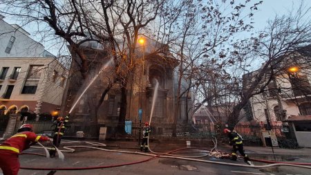 Incendiu puternic la un imobil dezafectat din Sectorul 2. Pompierii intervin cu 8 autospeciale