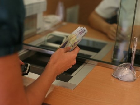 Bancile comerciale din Romania incep sa plateasca din 2024 impozitul suplimentar de 2% din cifra de afaceri, platile se fac trimestrial, iar prima plata este pana in 25 aprilie. In contul acestui impozit suplimentar, bancile vor plati in plus la buget in jur de 1 mld. lei pe an