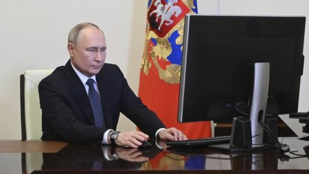 Momentul in care Vladimir Putin voteaza din biroul sau de la Kremlin, la alegerile prezidentiale din Rusia