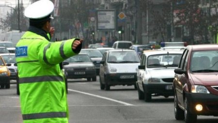 Politist rutier aflat pe strada, in misiune, lovit de o masina