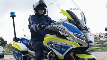 Politist roman live pe Facebook, fericit ca a primit motocicleta noua: Are mesaje scrise, urmati Politia, e cu <span style='background:#EDF514'>LEDURI</span>, nu mai are becuri cu filament