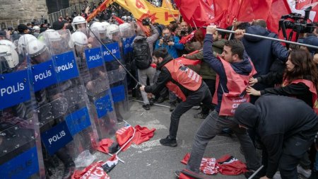 Revolte la Istanbul: politia a incercat sa-i opreasca pe oameni sa ajunga in Piata Taksim si a facut zeci de arestari