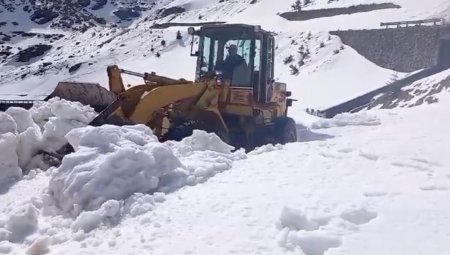 Drumarii au inceput deszapezirea Transfagarasanului. Cand se estimeaza deschiderea circulatiei