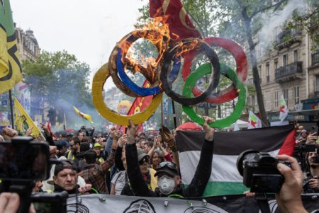 Lucratorii din <span style='background:#EDF514'>SALUBRIZARE</span>a publica a Parisului ameninta cu o greva olimpica