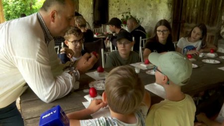 Atelier inedit pentru vopsirea oualor de Paste, in Gorj. Trebuie sa te adaptezi dupa fiecare bucatica de sare