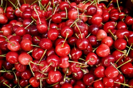 Cu cat se vand ciresele de mai la marginea drumului. Pretul este mult mai mic decat in supermarket sau piata