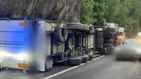 Un camion incarcat cu inghetata s-a rasturnat pe o sosea din Valcea