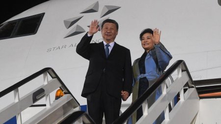 Xi Jinping a ajuns in Ungaria. Viktor Orban l-a intampinat pe aeroport