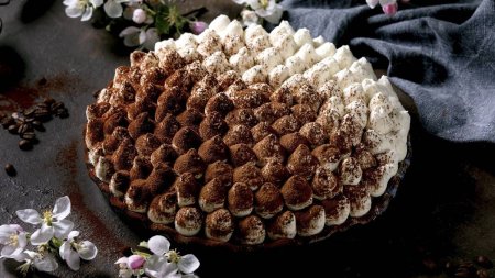 Tiramisu delicios cu felii de <span style='background:#EDF514'>COZONAC</span>. Asa poti salva dulcele traditional ramas de la masa de Paste