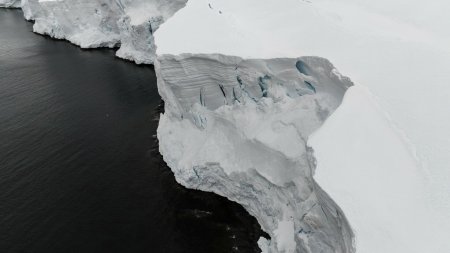 O gaura misterioasa, de marimea Elvetiei, se formeaza in acelasi loc in Antarctica. Oamenii de stiinta au gasit explicatia