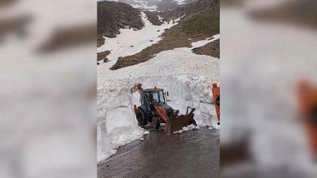 Strat de zapada de peste patru metri pe Transfagarasan. Drumarii lucreaza intr-o zona dificila, cu risc de avalansa. VIDEO