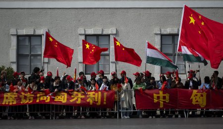 Politician maghiar de opozitie, verificat voluntari ai ambasadei Beijingului, inaintea vizitei lui Xi Jinping la Budapesta: Orasul este plin de «jandarmi» chinezi