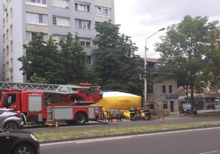 Alerta in Capitala! Un barbat ameninta ca se sinucide, intentionand sa sara de pe o cladire