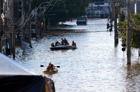 Un nou val de ploi torentiale, asteptat in Brazilia, unde inundatiile au facut deja ravagii: peste 100 de morti, cartiere intregi sub ape