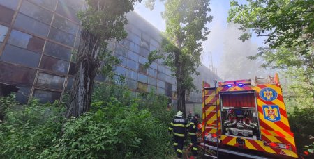 Incendiu puternic la o hala din Ploiesti. Mesaj Ro-Alert, emis din cauza degajarilor mari de fum. VIDEO