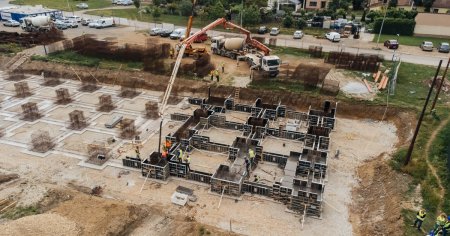 Lucrarile la cele doua stadione din Timisoara avenseaza in ritm bun. Al treilea asteapta o dispozitie de demolare FOTO