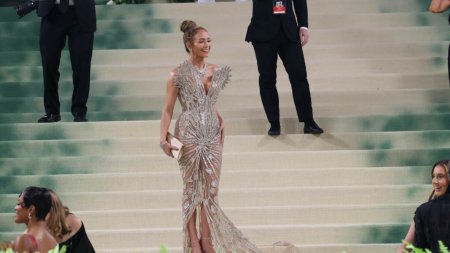 Jennifer Lopez, criticata pentru felul in care a interactionat cu o jurnalista la Met Gala. De ce are atitudinea asta