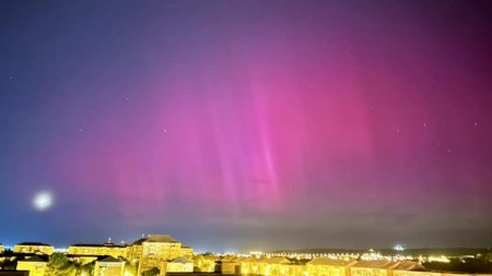 Cerul Romaniei, colorat de un fenomen rar. Imagini cu <span style='background:#EDF514'>AURORA</span> boreala, surprinse in mai multe judete