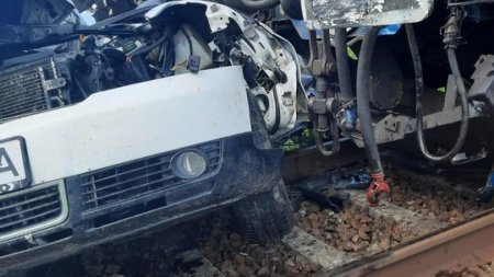 Accident grav la o trecere la nivel cu calea ferata. O masina a fost spulberata de tren