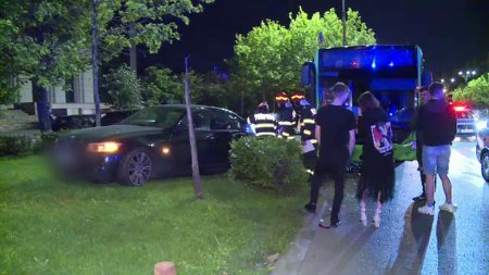 Autobuz lovit de o masina condusa de un sofer de 19 ani pe Bulevardul Unirii din Bucuresti. O femeie a ajuns la spital