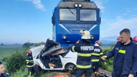 Accident feroviar in judetul Brasov. O masina a fost lovita in plin de un tren. O persoana a murit