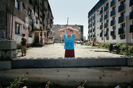 VIDEO Povestea romilor ascunsi de primarie in spatele unui zid din Baia Mare, la Festivalul Visa pour l'Image