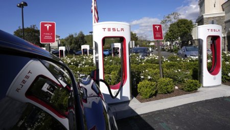 Concedierea echipei Tesla de incarcare a vehiculelor electrice ameninta sa incetineasca programul lui Biden de electrificare a autostrazilor