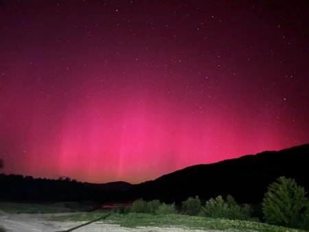 Aurora boreala a fost observata noaptea trecuta din Romania asa cum nu s-a mai vazut de sute de ani, spune astronomul Adrian Sonka