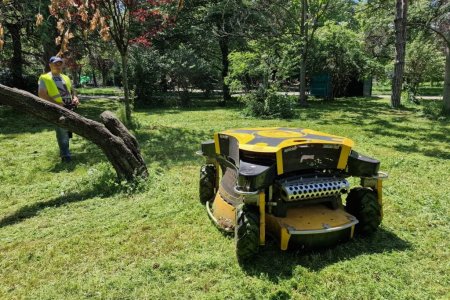 Un monstru de 35.000 de euro tunde iarba in Parcul Circului. Masinaria costa cat o garsoniera in Militari