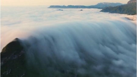 Fenomen extrem de rar pe cer: Oamenii au ramas impresionati de cascada cu nori, in China