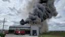 Incendiu puternic la hala unui producator de <span style='background:#EDF514'>TAMPLARIE PVC</span>. Autoritatile au emis mesaj Ro-Alert
