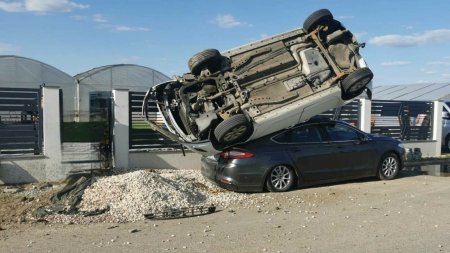 Cascadorie bizara in Vrancea. Cum au ajuns doua masini una peste alta, intr-o pozitie imposibila