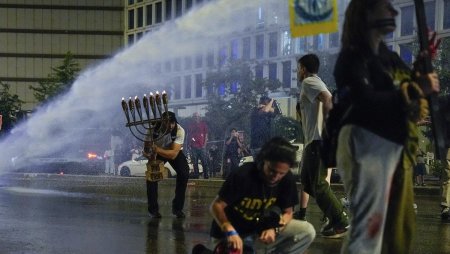 Politia israeliana a folosit tunuri cu apa impotriva protestatarilor, intre ei familiile ostaticilor tinuti de Hamas. VIDEO