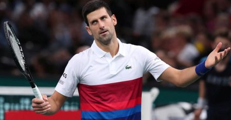 Djokovic, moment comic! Cum a aparut la o zi dupa ce a fost lovit in cap cu o sticla. VIDEO