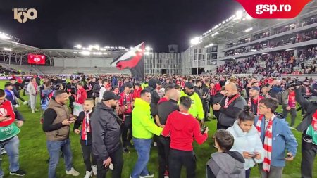 Dinamo - UTA Arad 2-0 » Suporterii dinamovisti au invadat terenul pentru a se bucura alaturi de jucatori