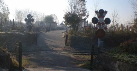 Cimitirul din Romania taiat in doua de o cale ferata. Unde se afla