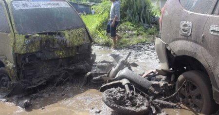 Zeci de morti in urma unor alunecari de teren cu lava rece pe insula indoneziana Sumatra VIDEO