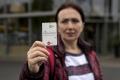 Masurile Germaniei pentru a reduce migratia: schimba banii cash dati solicitantilor de azil cu un card special. Sustinatorii migrantilor critica masura