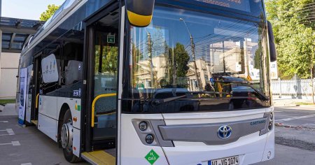 Un autobuz super-tehnologizat, alimentat cu hidrogen, testat si prezentat in doua orase din Romania